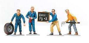 89506 Revell Boxen Crew 1:32
