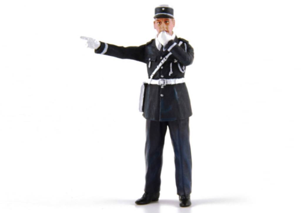 FLM132055M Gendarm 'Andre' in Richtung zeigend, pfeifend