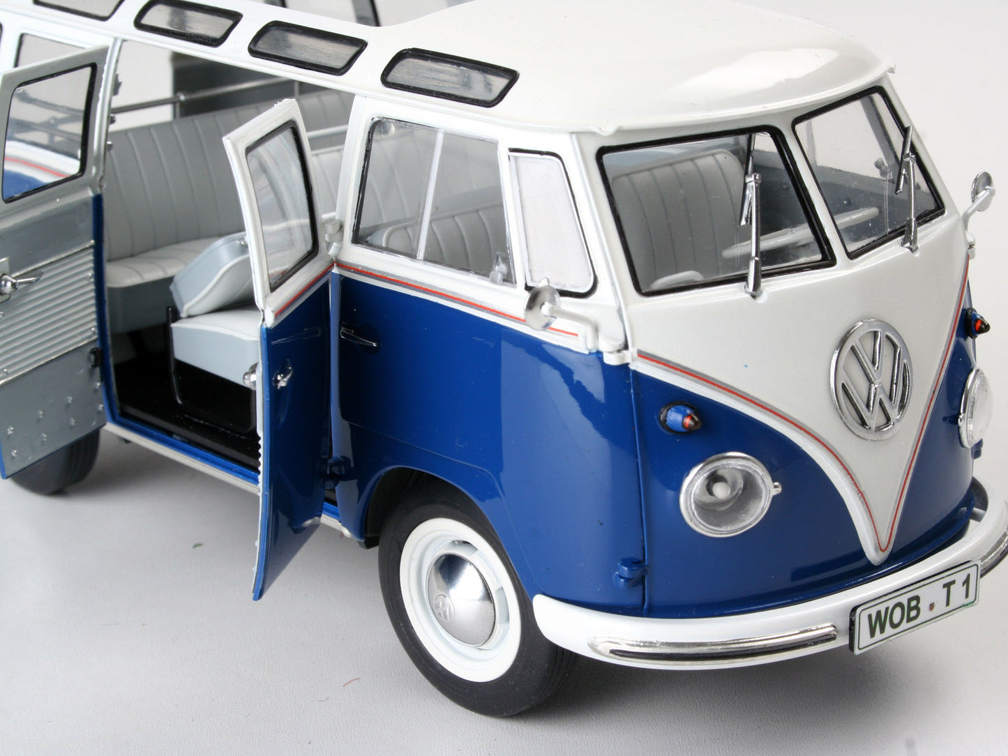 07399 1:24 VW T1 Samba Bus